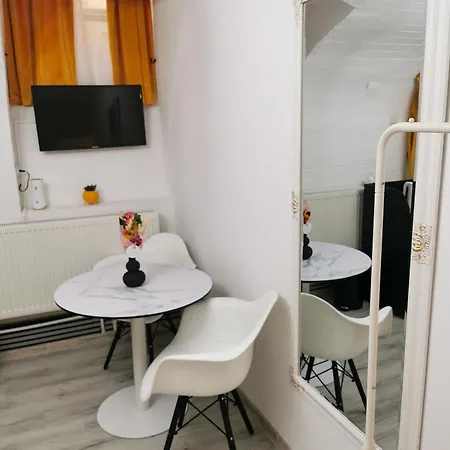 Portos Boutique In Old Town Center *