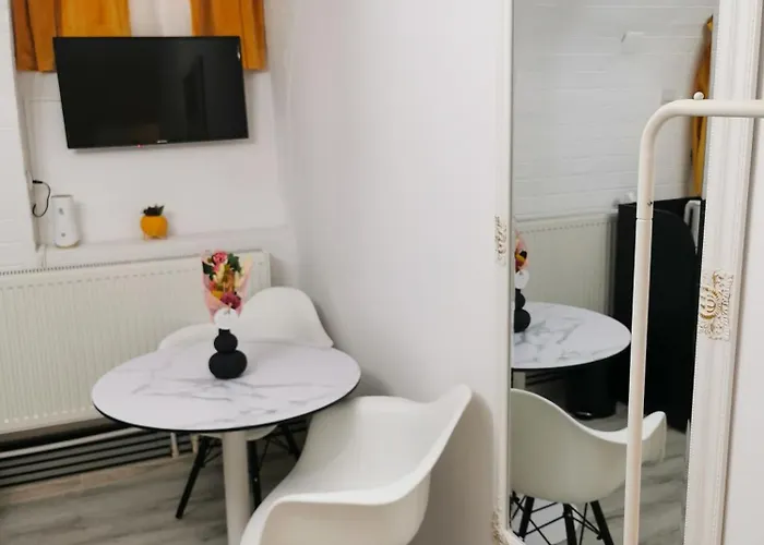 Portos Boutique In Old Town Center *